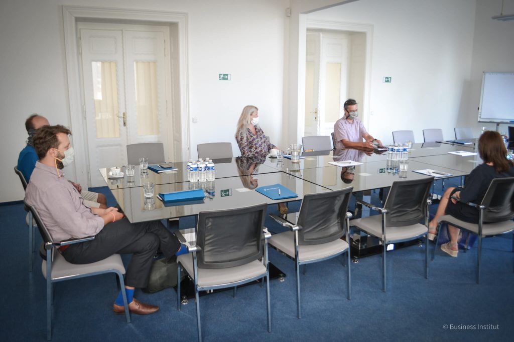 “Rovnováha na&nbsp;poli krize” s&nbsp;Mgr. Tiborem A. Brečkou, MBA, LL.M., 16. 9. 2020 - galerie