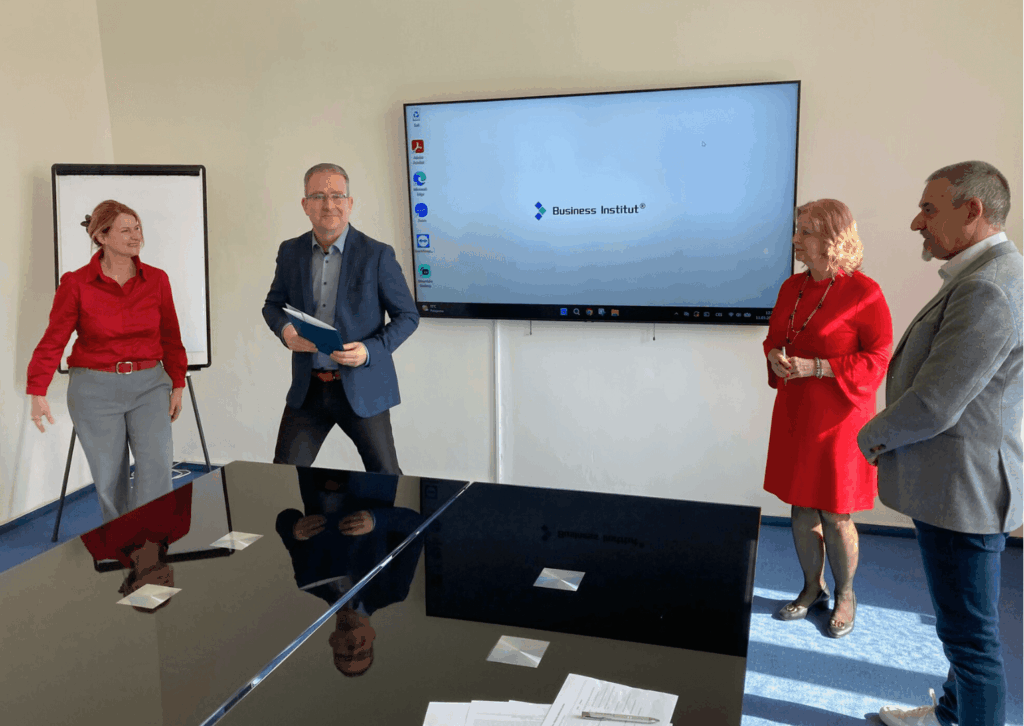 obhajoby 8 | Noví absolventi MBA a DBA: Gratulujeme k excelentním obhajobám